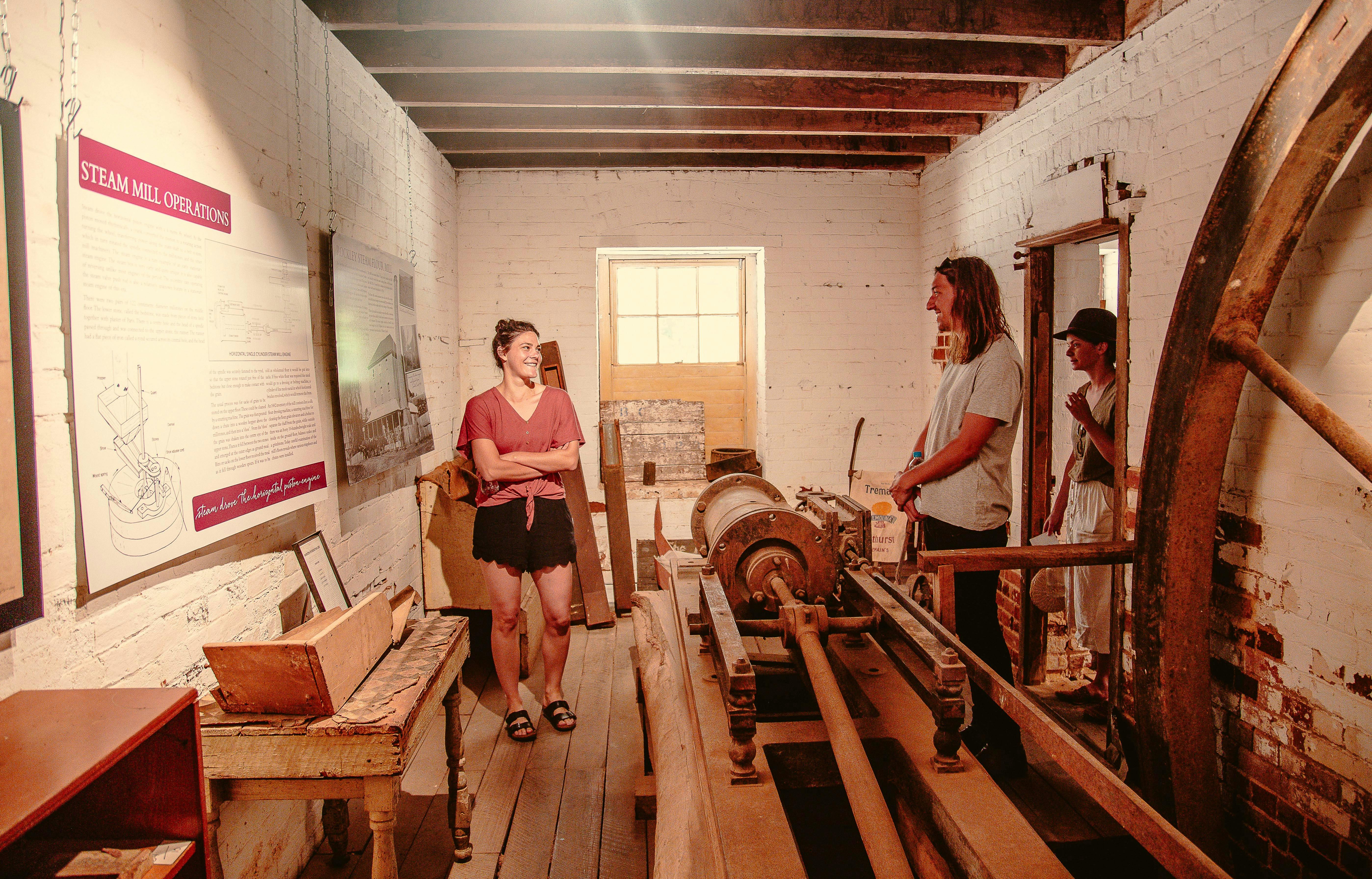 産業機械、床板、白レンガ壁