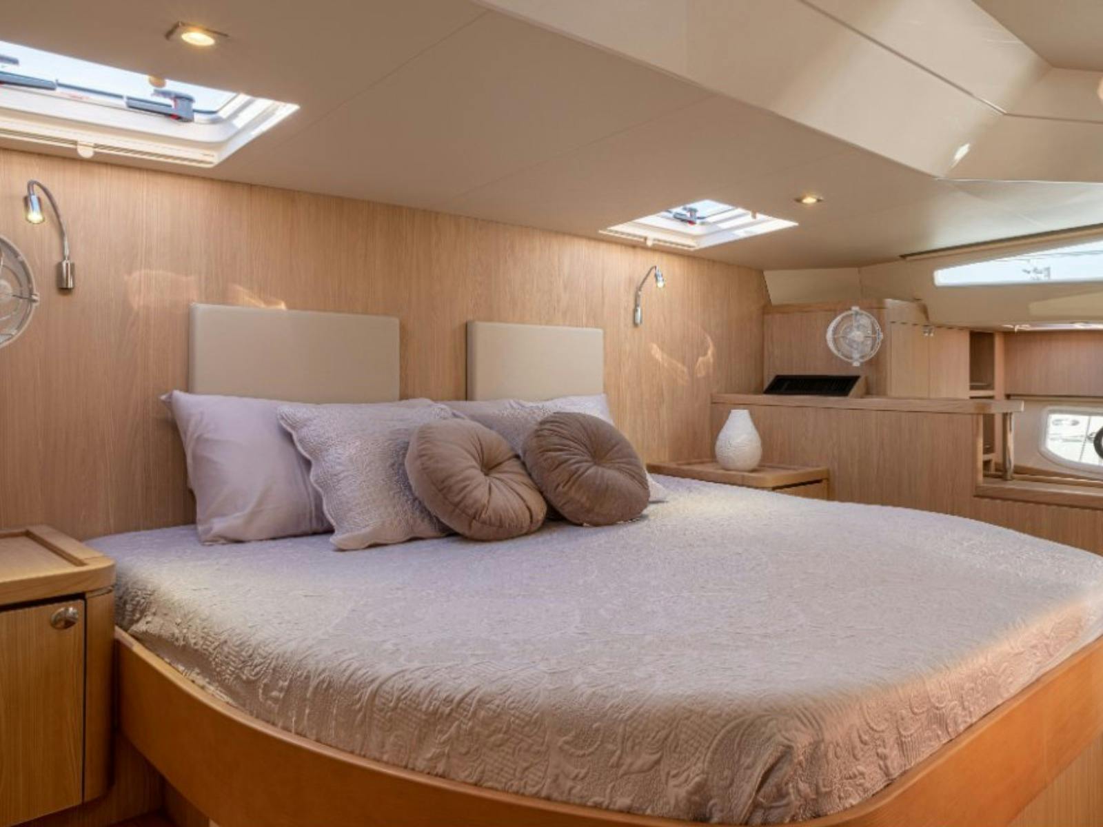 Queen island bed in main bedroom of Aquila Sunrise