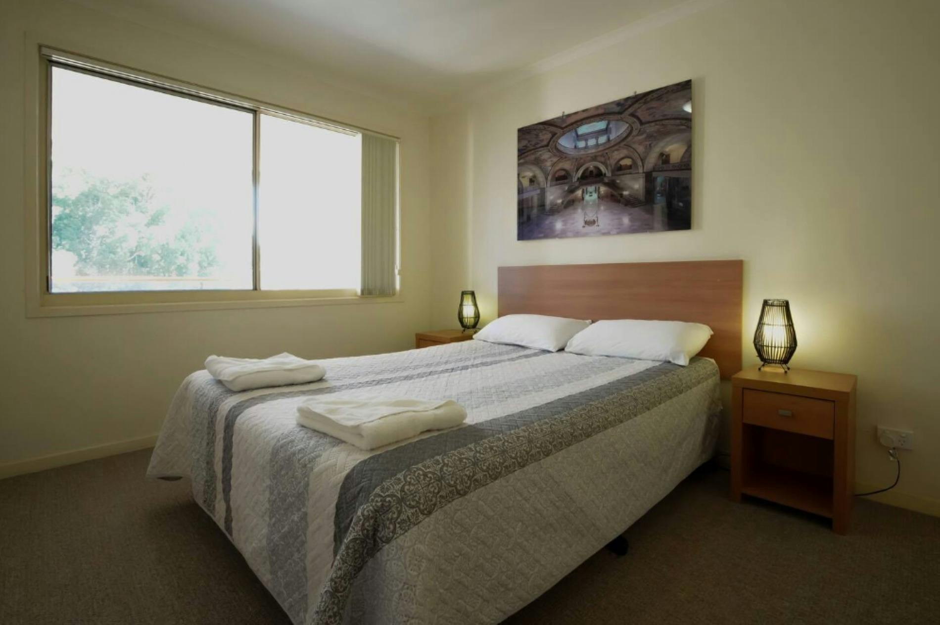 퀸 사이즈 침대가 있는 마스터 침실