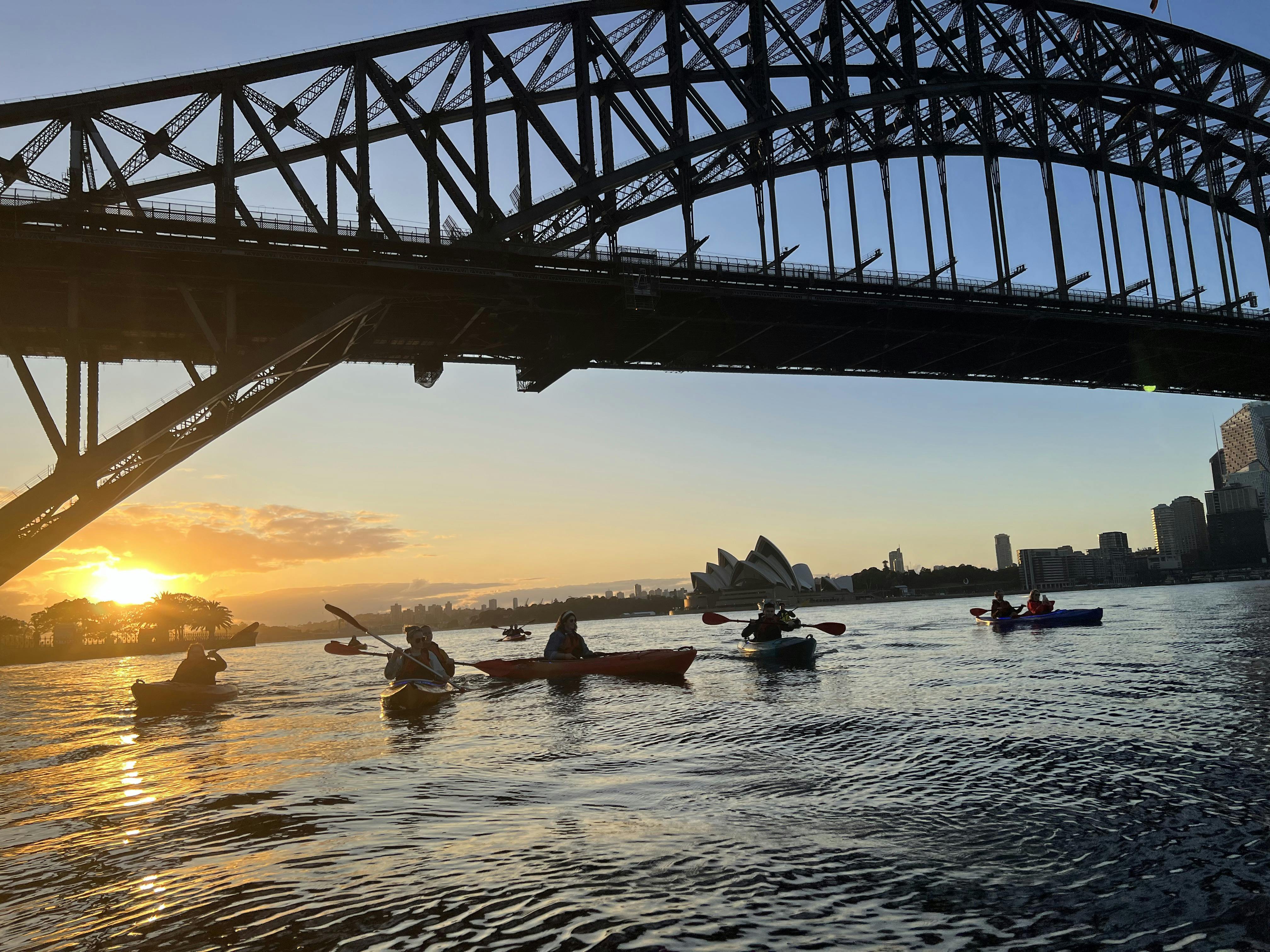 Kajakfahrer unter der Harbour Bridge bei Sonnenaufgang