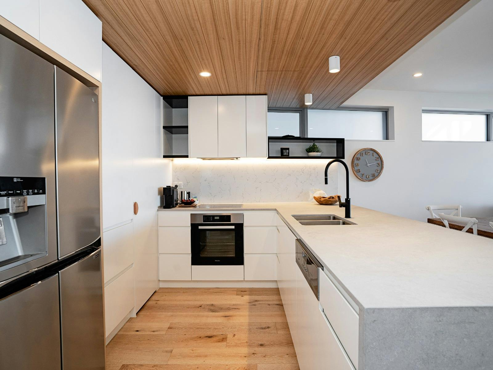 Fully equipped kitchen with breakfast bar