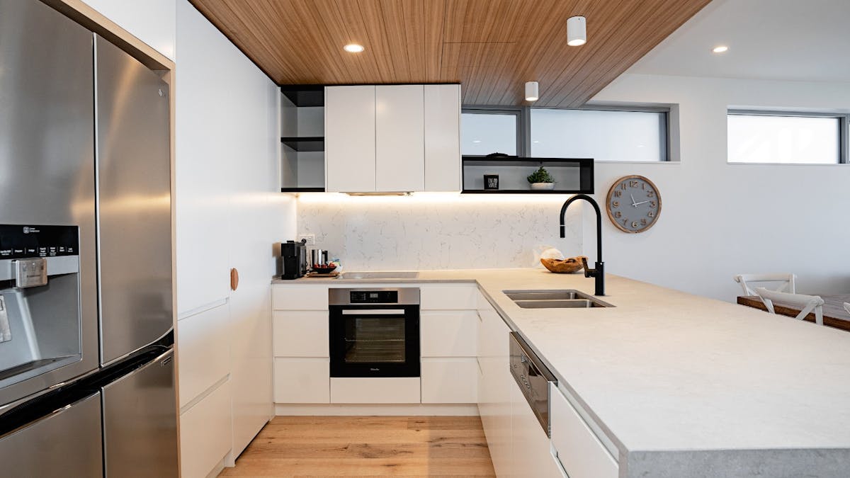 Fully equipped kitchen with breakfast bar