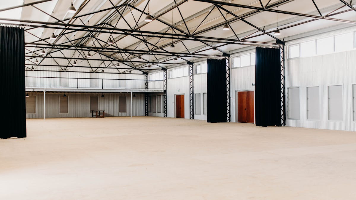 Great Hall (1000 sqm) - accommodate 150 camp stretchers or office space