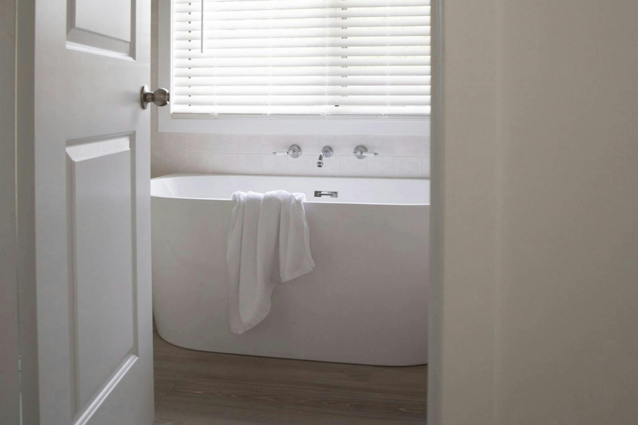 The Tradesmans Cottage two - Main Bathroom