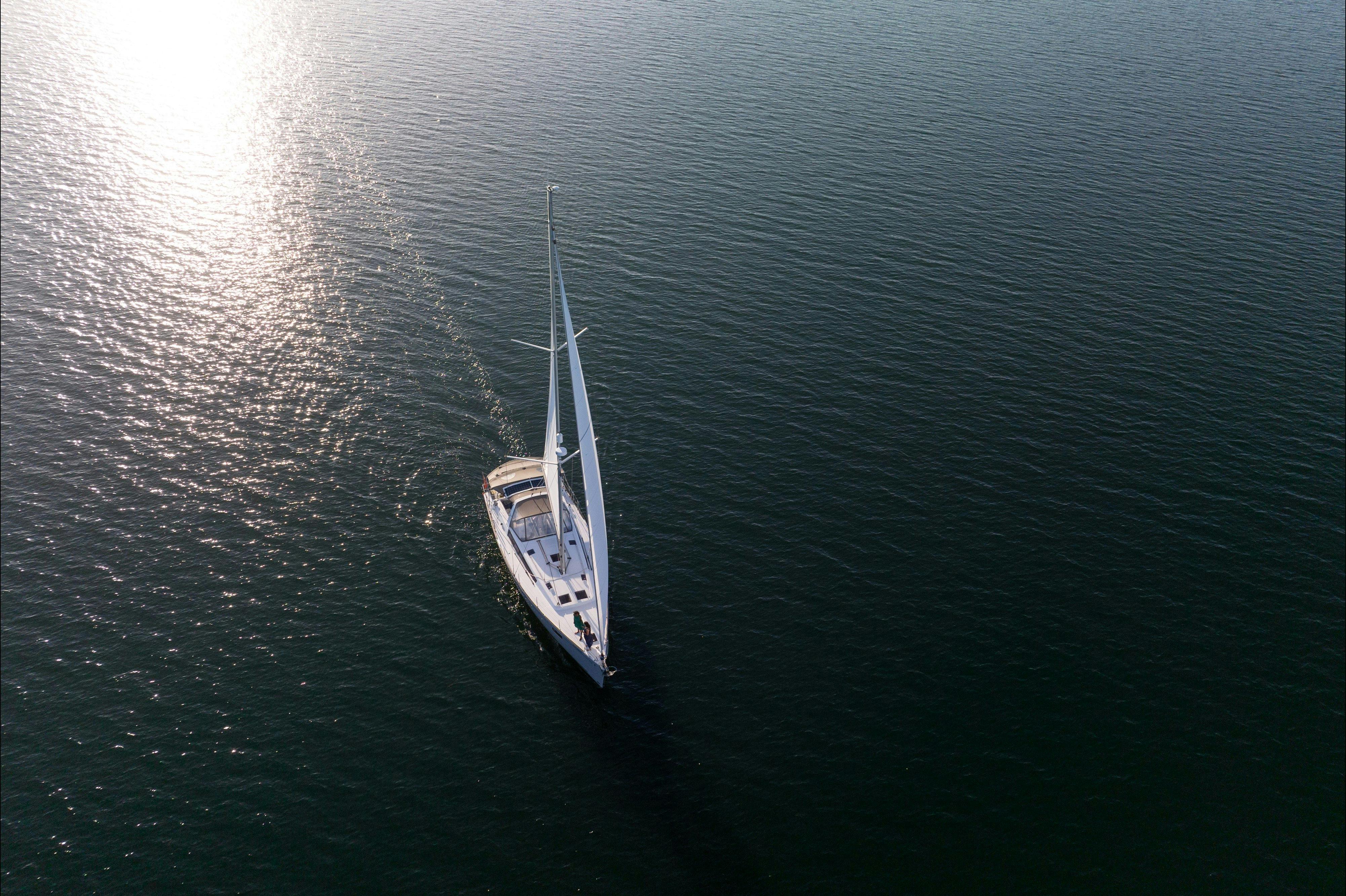 帆船 MR 在麥考瑞湖上航行