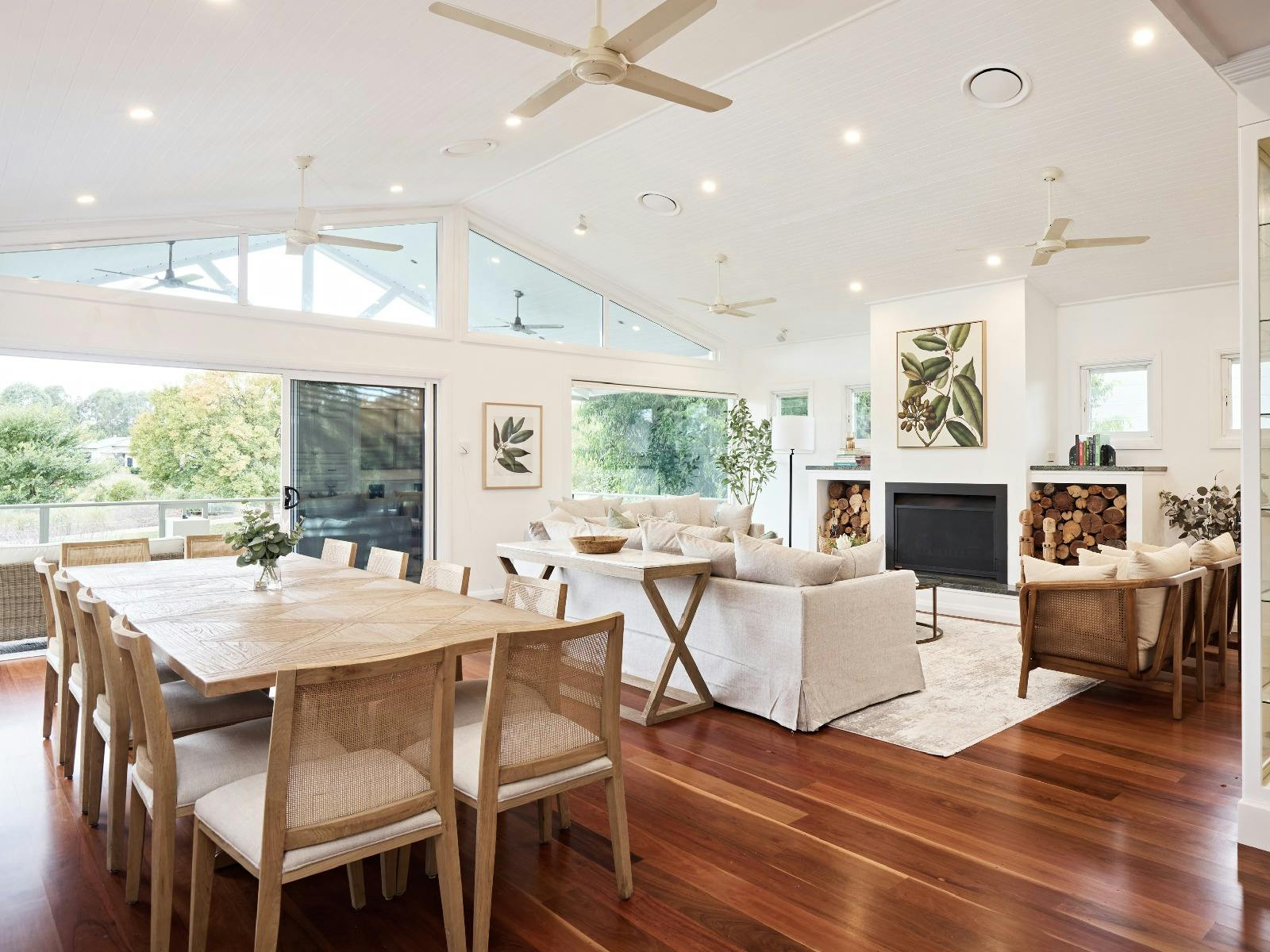 Greens On 8 用餐區和帶壁爐的休息室