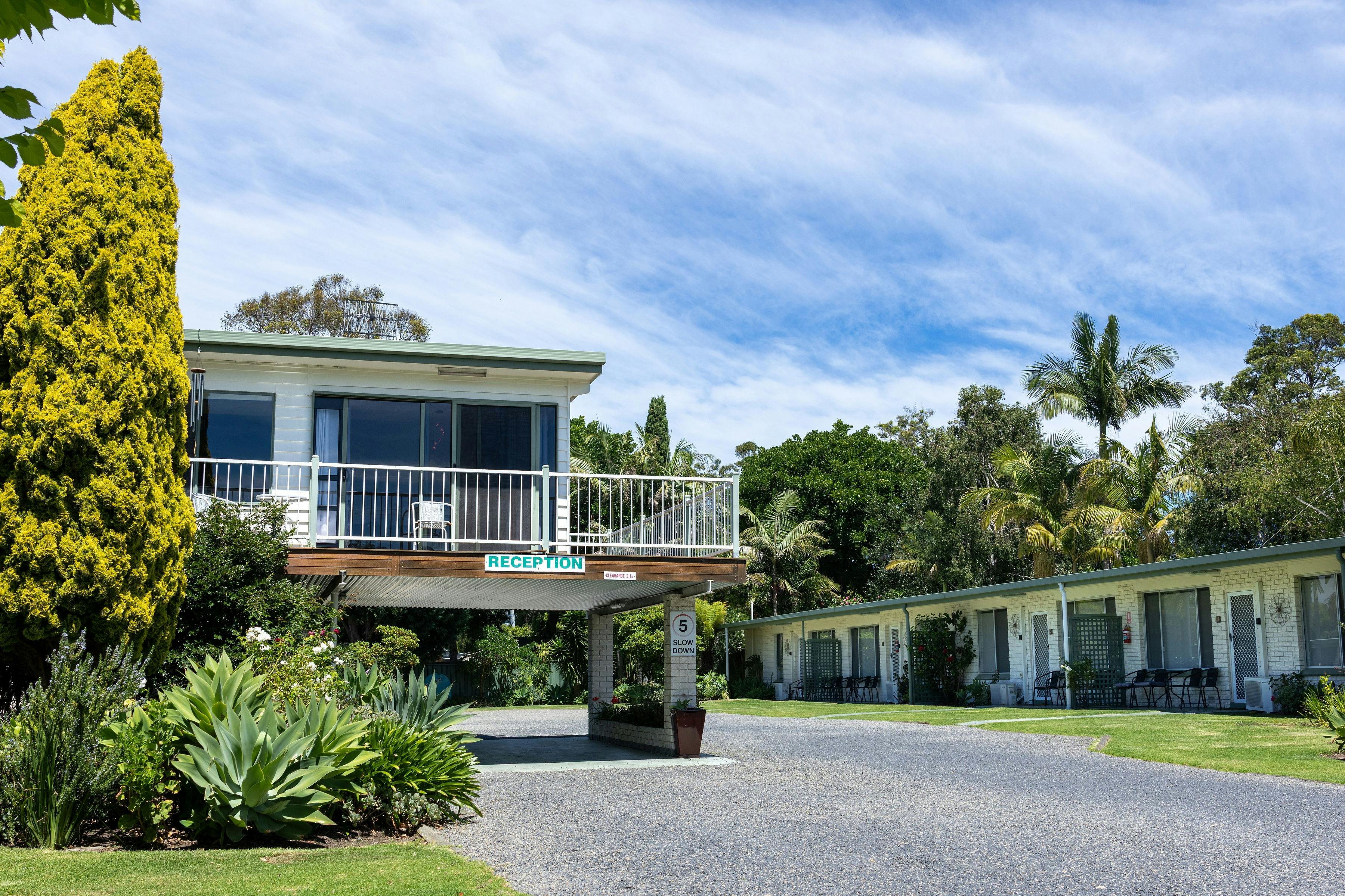 Silver Bream Motel Mallacoota reception and grounds on a sunny day