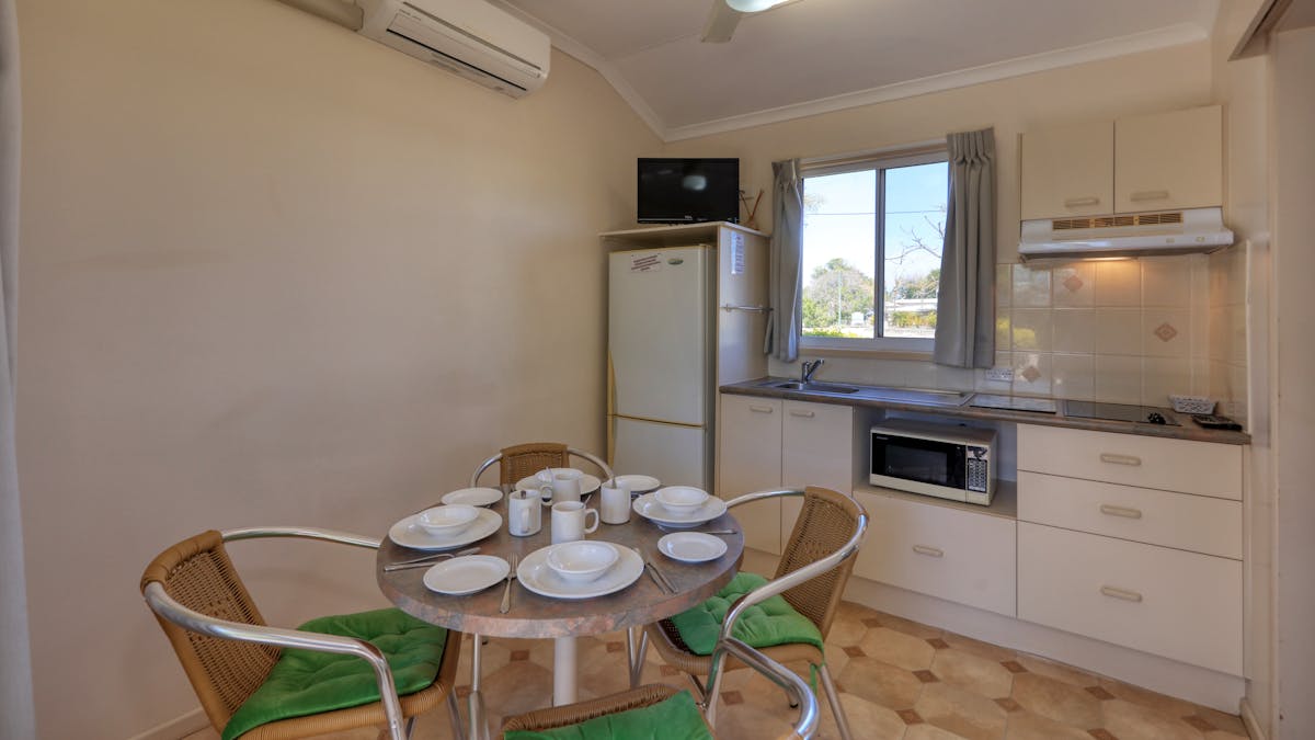 Cooking facilities, verandah, off road parking