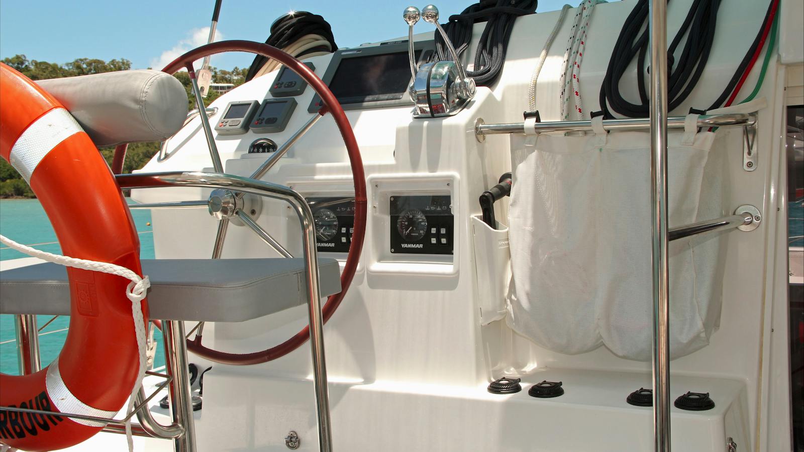 Beneteau Lagoon 40 helm station