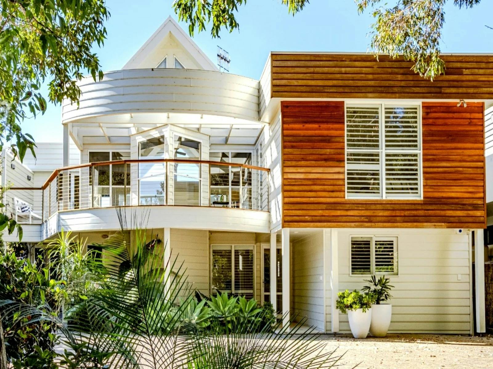 Impeccable five-bedroom Hampton's-style resort property