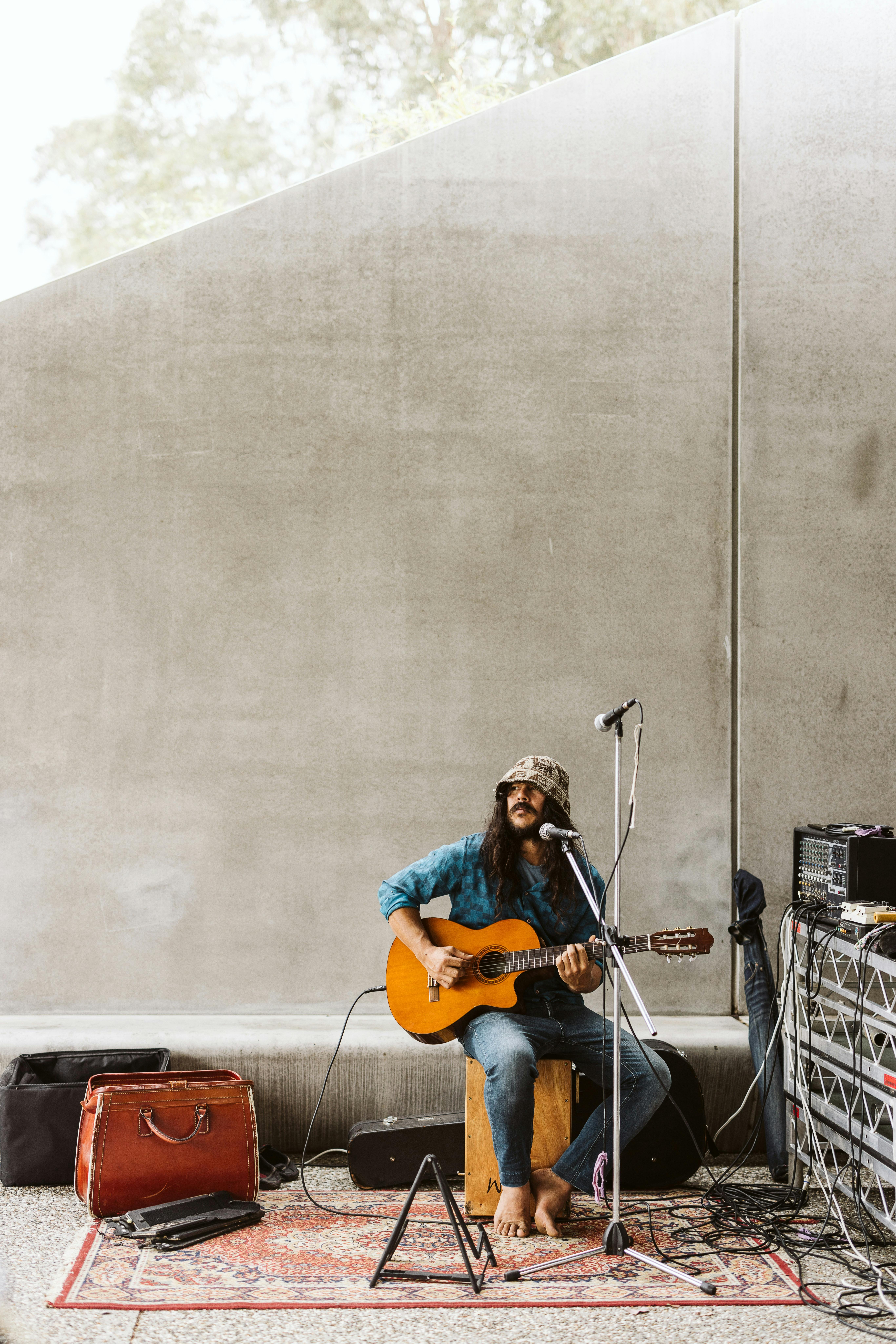 A photo of local musician George Bishop playing at the Art Museum