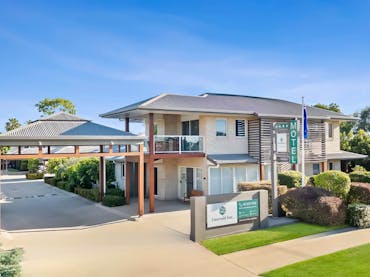 The modern exterior of the Emerald Inn motel with well maintained gardens & grounds. The modern exterior of the Emerald Inn motel with well maintained gardens & grounds.