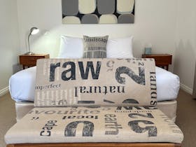 Bed and lounge in Parachilna Overflow Accommodation Cabin