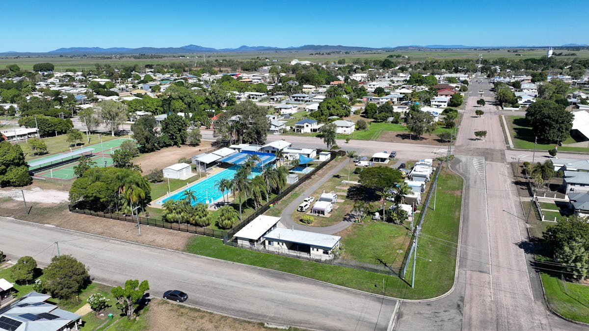 Home Hill Caravan Park just 3 blocks from the Highway
