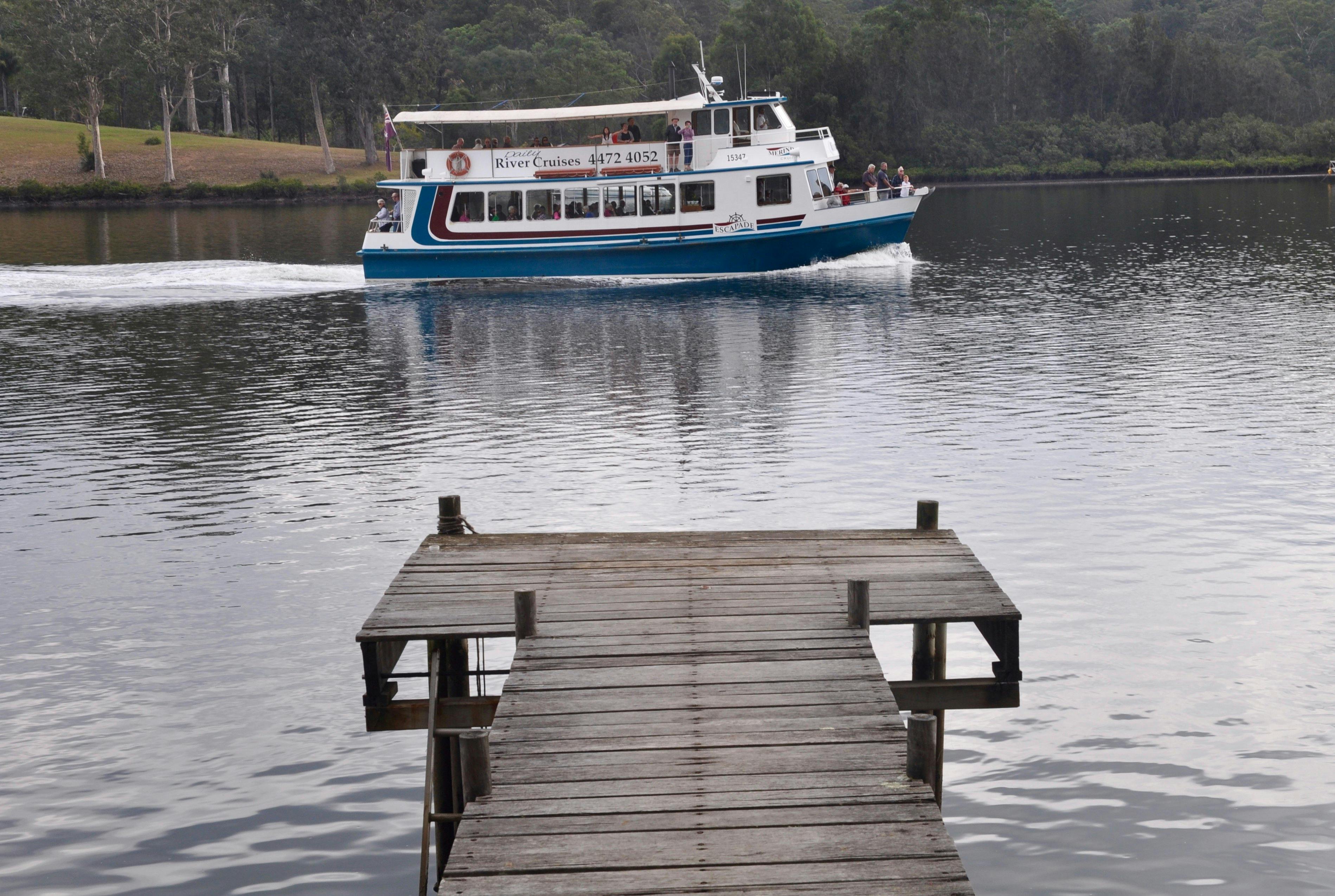부두에서 클라이드 강을 지나가는 관광 페리