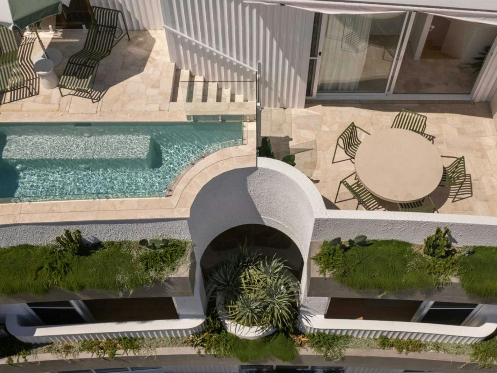 Four bedroom home in Burleigh - Pool and outdoor dining Four bedroom home in Burleigh - Pool and outdoor dining
