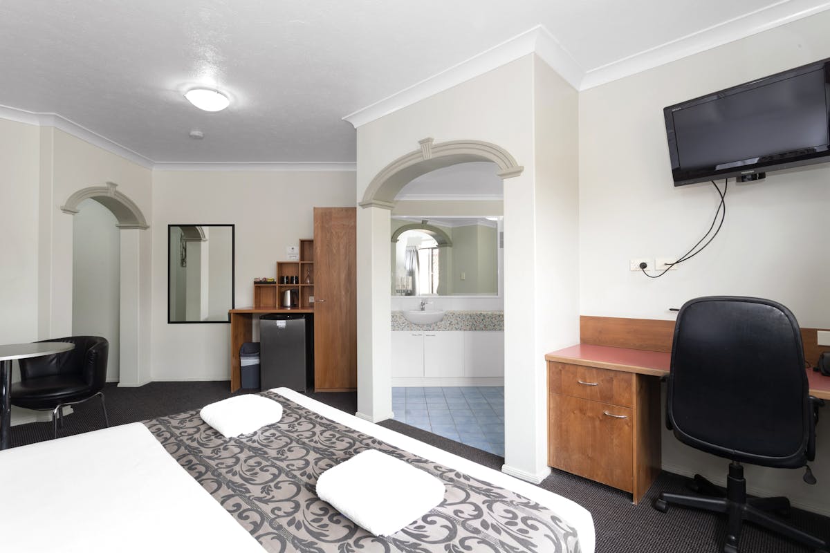 Luxury King Spa Suite with King Bed and 2 person Spa