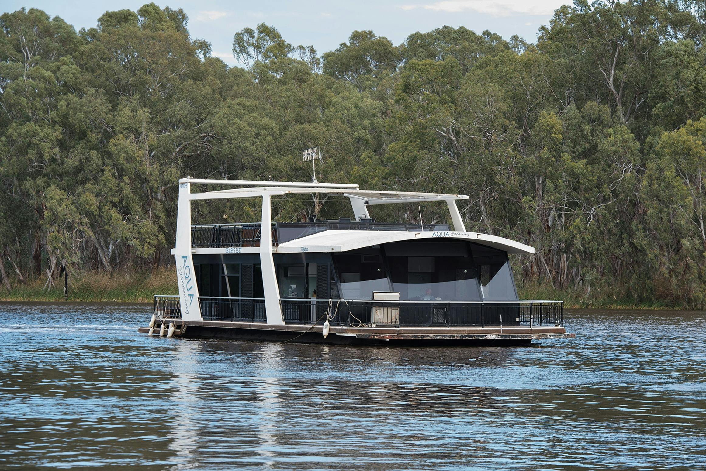 8 berth, spa houseboat with everything (including a wine fridge!)