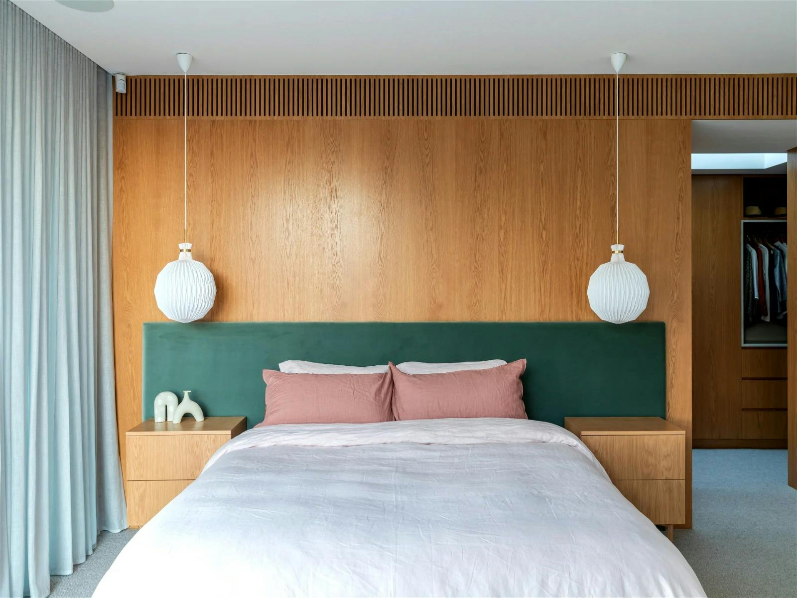 溫馨的主臥室配有豪華特大床和典雅的家具