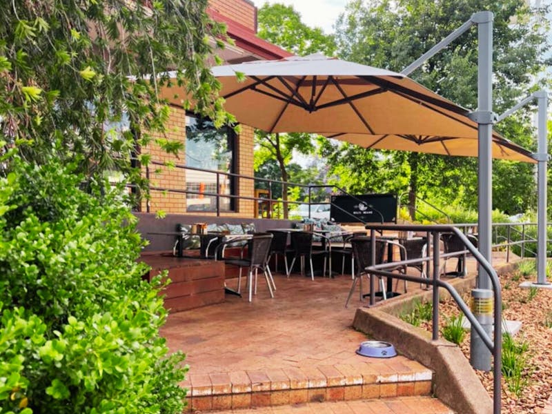 Deja Brew outdoor shaded and relaxed dining area