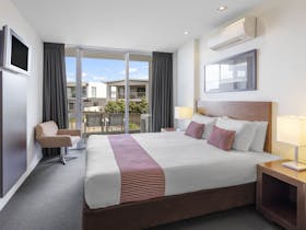 Wyndham Resort Torquay Hotel Room bed