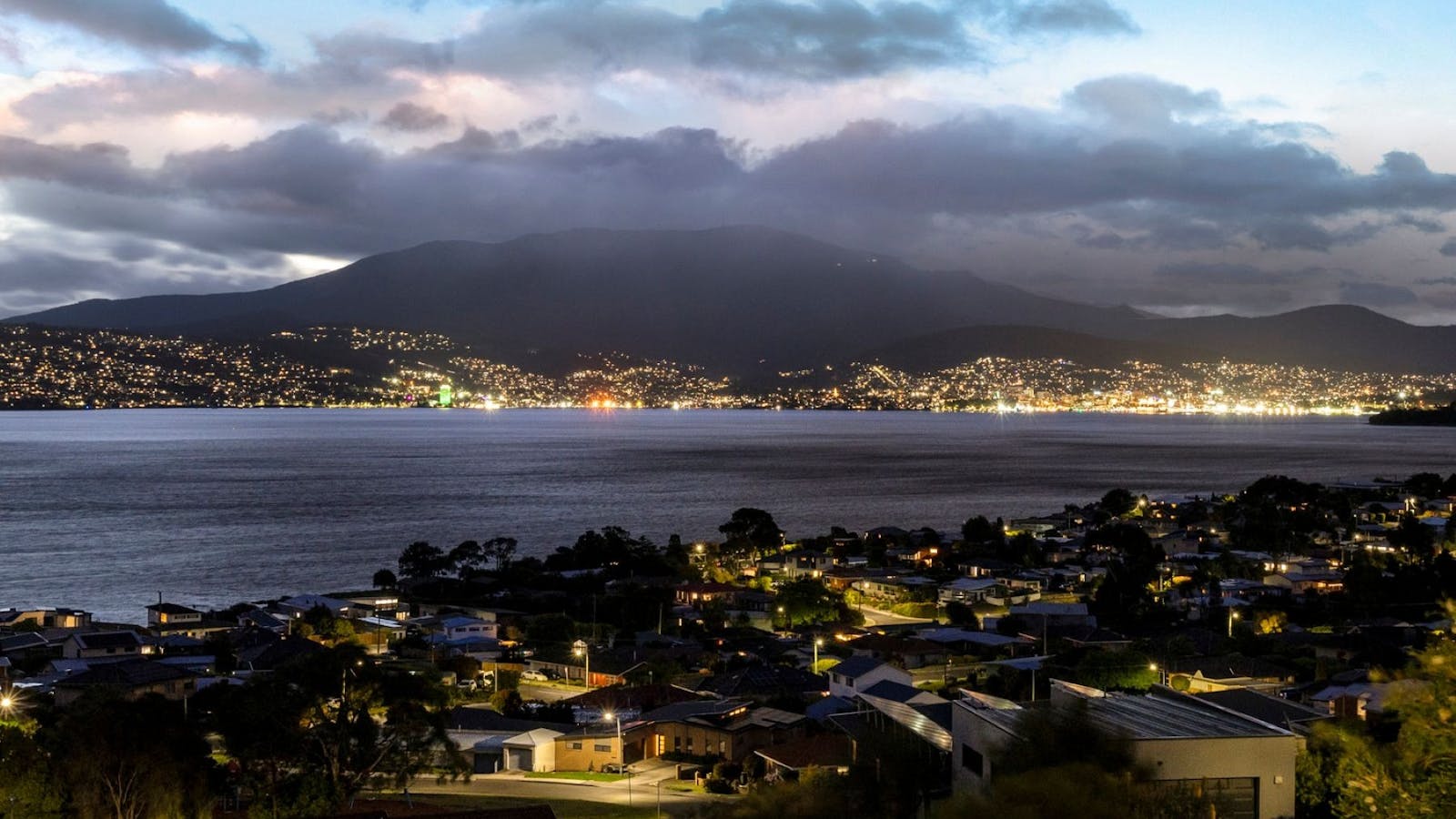 Views over Hobat the Derwent River to Mount Wellington