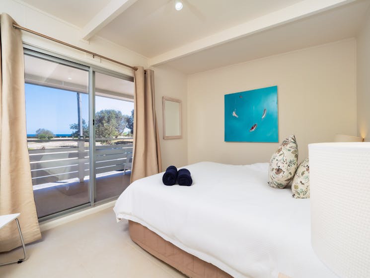 Bedroom overlooking the ocean - queen bed