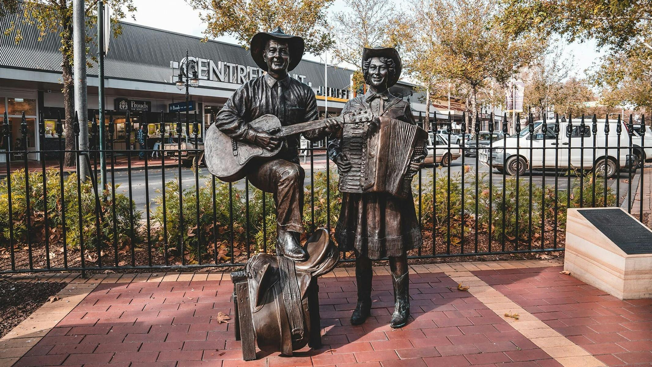 斯利姆·达斯蒂和乔伊·麦基恩的青铜雕像