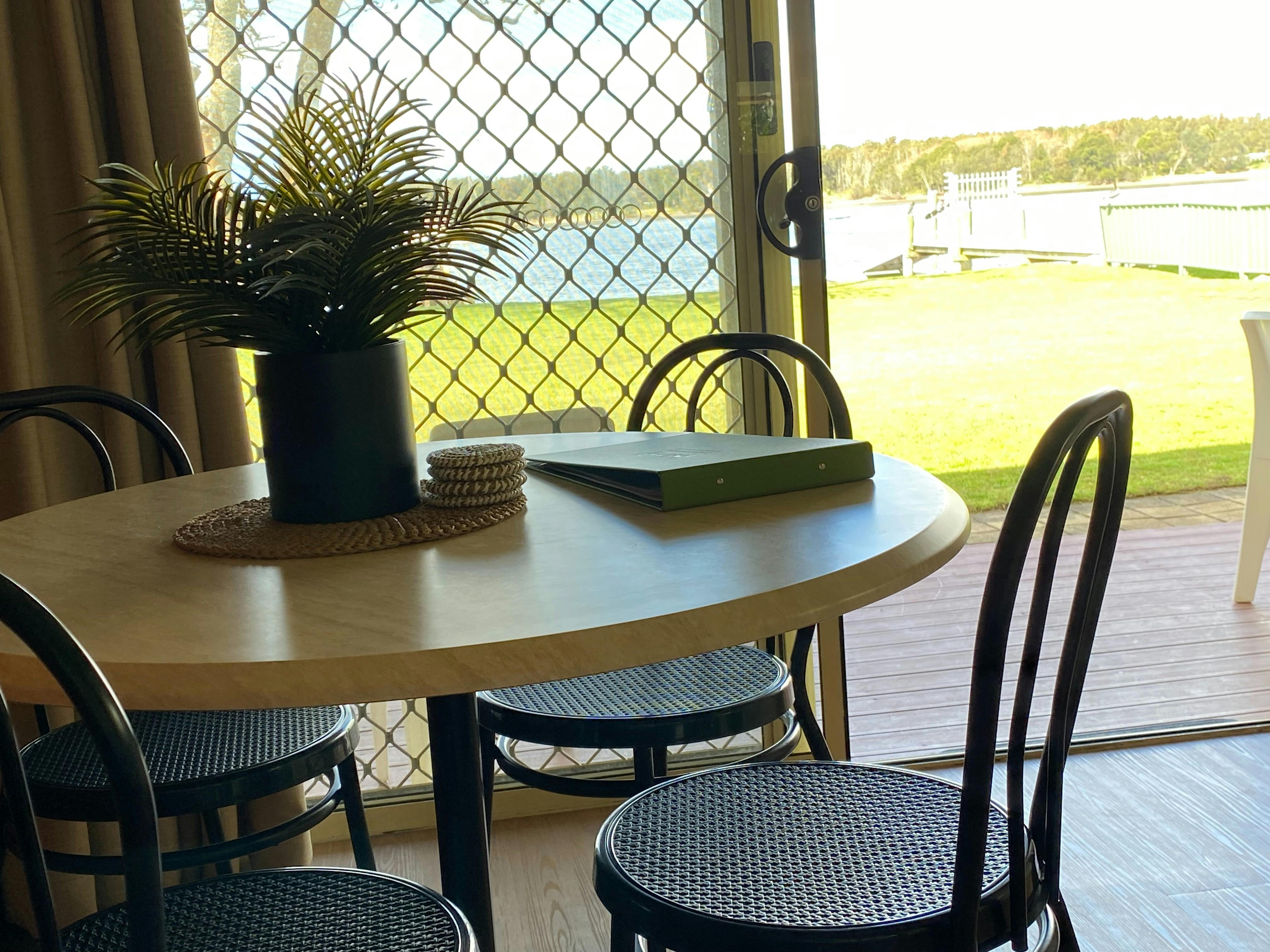 ダイニングエリアとすべてのキャビンからの眺め。