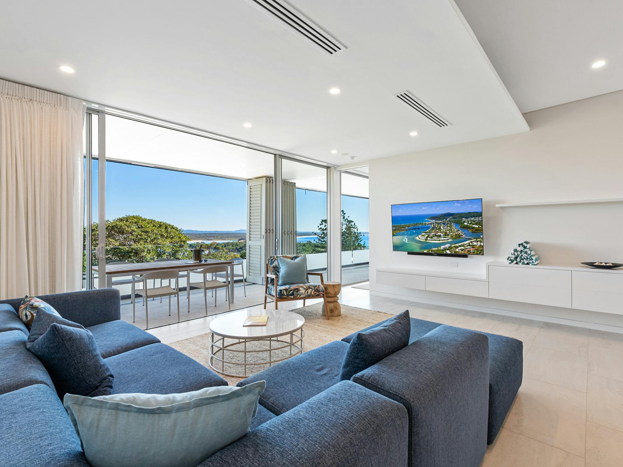 Spacious living areas opening up to generous balconies Spacious living areas opening up to generous balconies