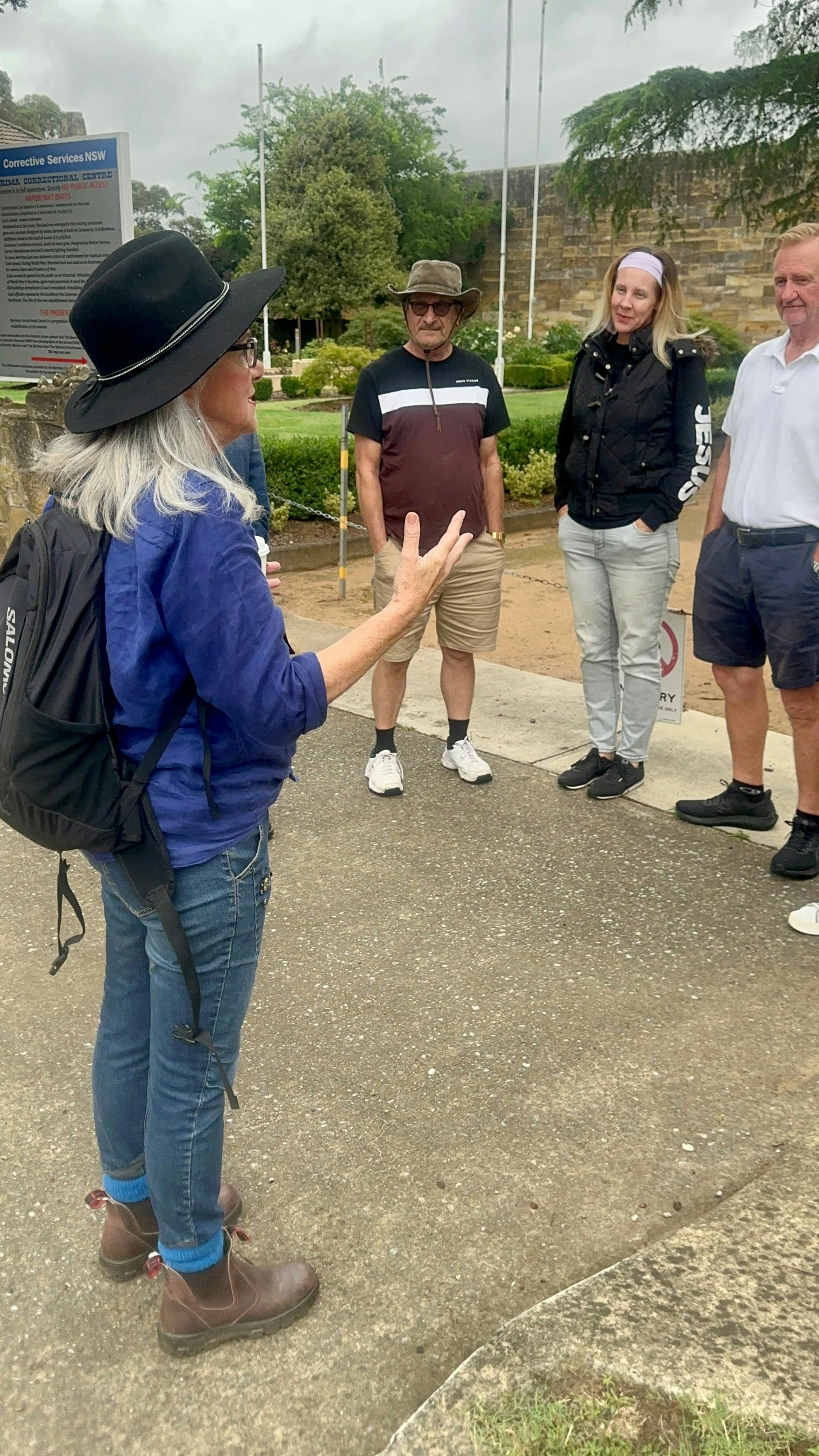 導遊與監獄外的步行者交談