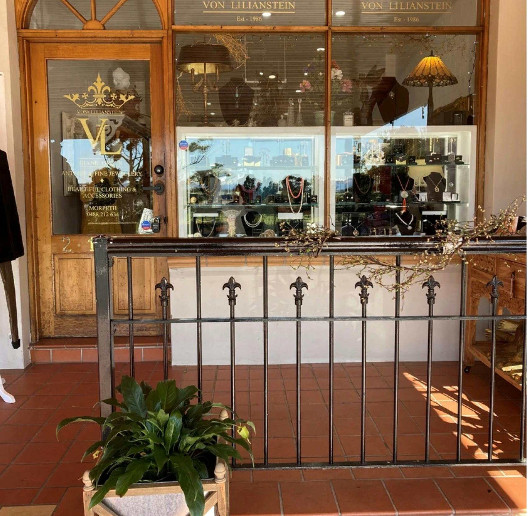 フォン・リリアンシュタイン・アンティーク＆ファインジュエリーの店頭