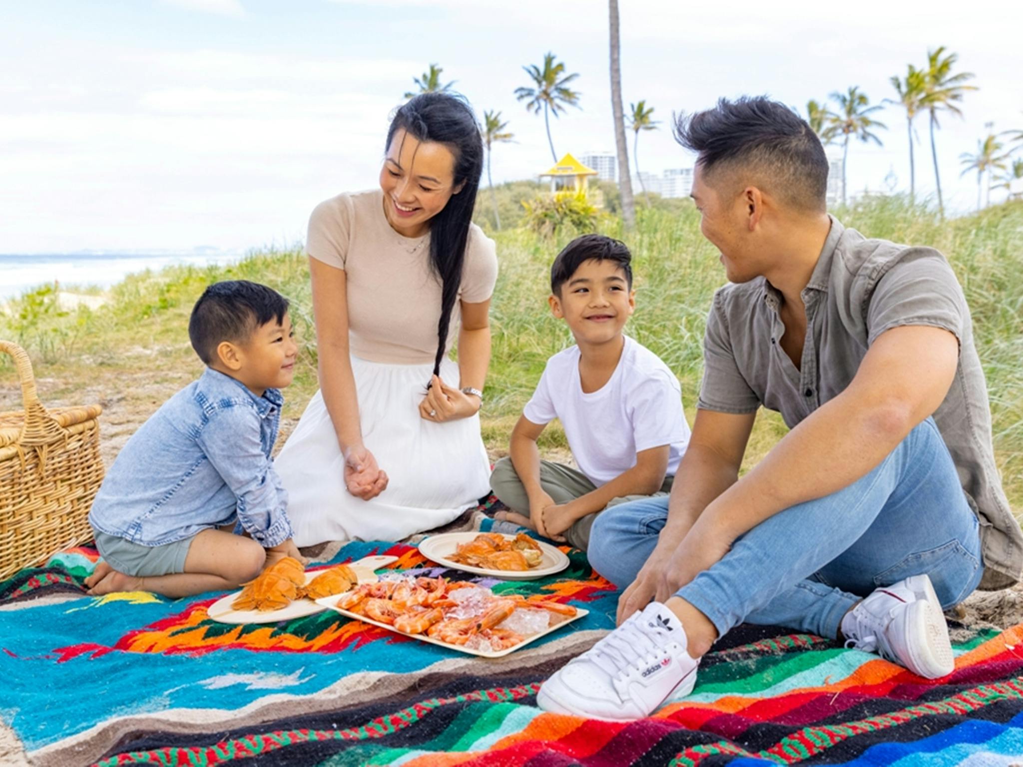 2 minutes to the end of the Spit for a seafood picnic overlooking the Broadwater 2 minutes to the end of the Spit for a seafood picnic overlooking the Broadwater