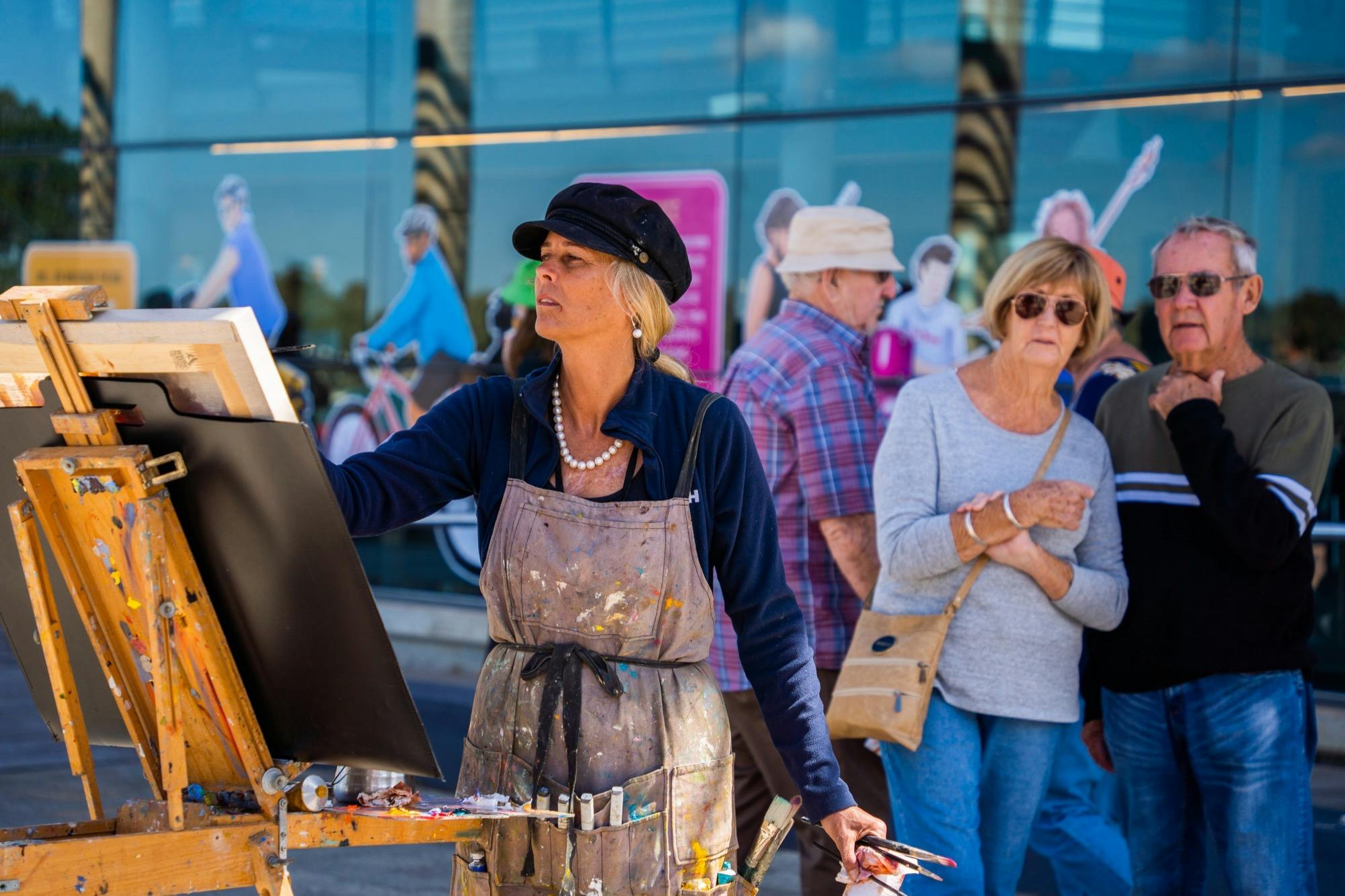 Artist Leanne Pearson painting outdoors with spectators watching at Plein Air Down Under