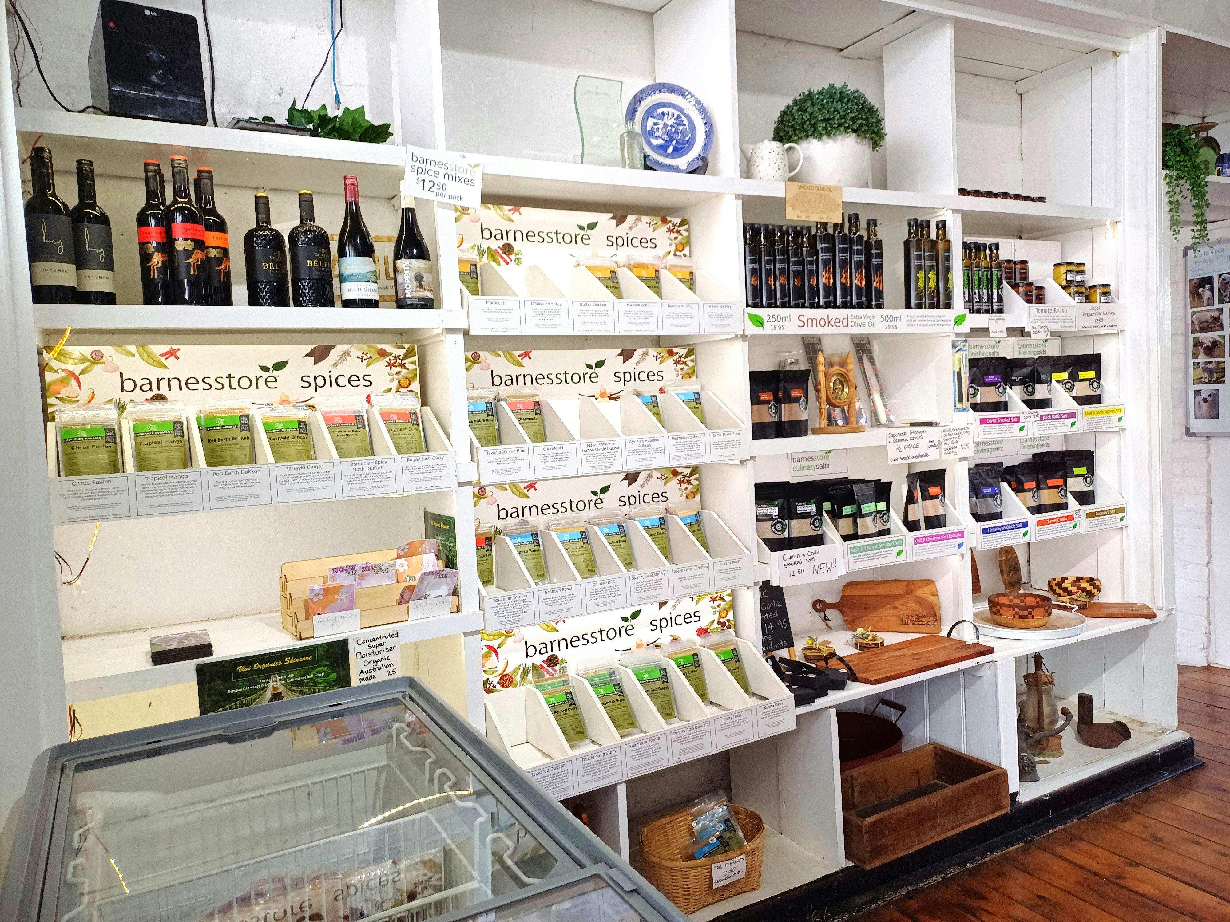 一大架子上摆满了巴恩斯商店的香料、混合盐、烟熏橄榄油等等。