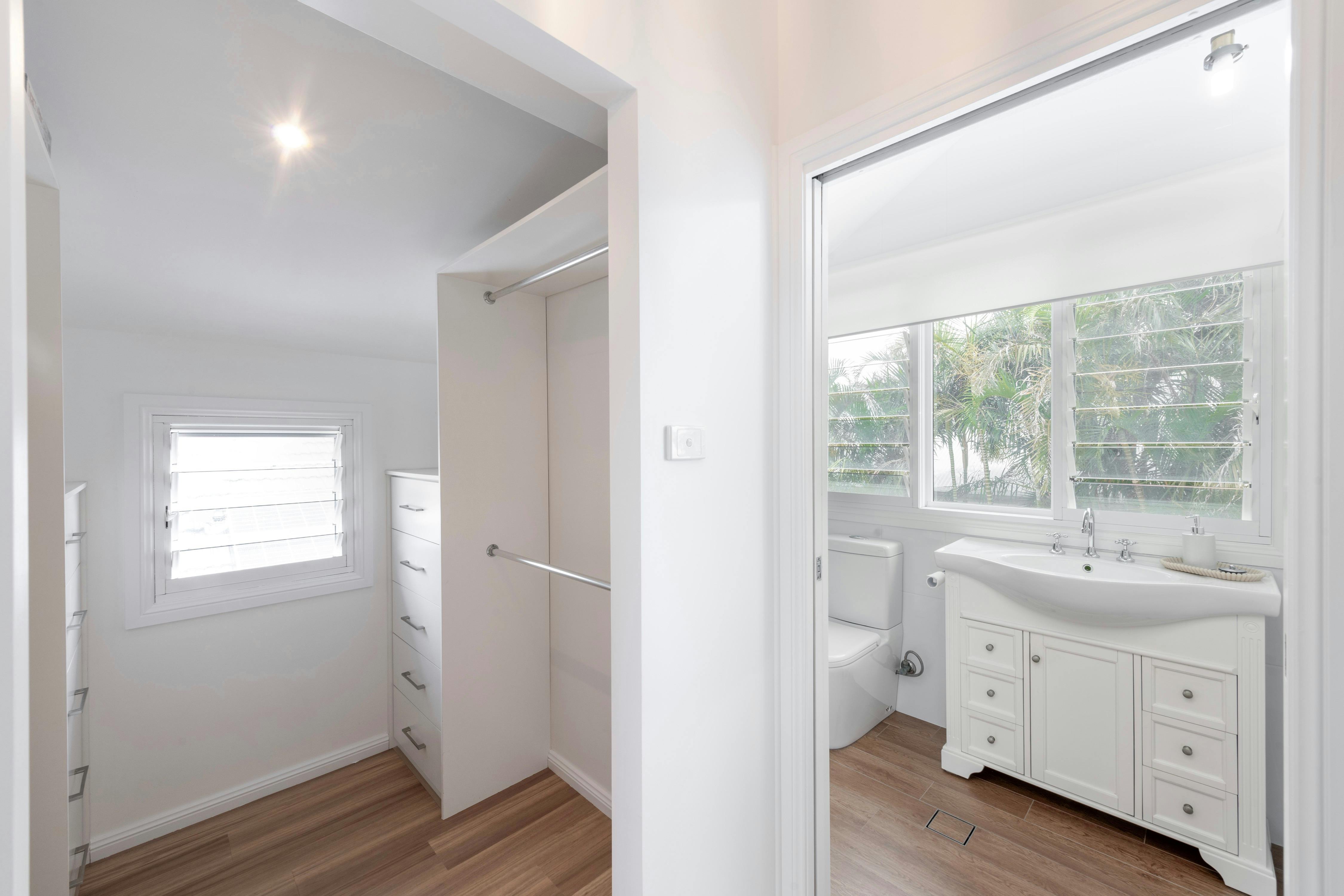 ウォークインクローゼットとバスルーム