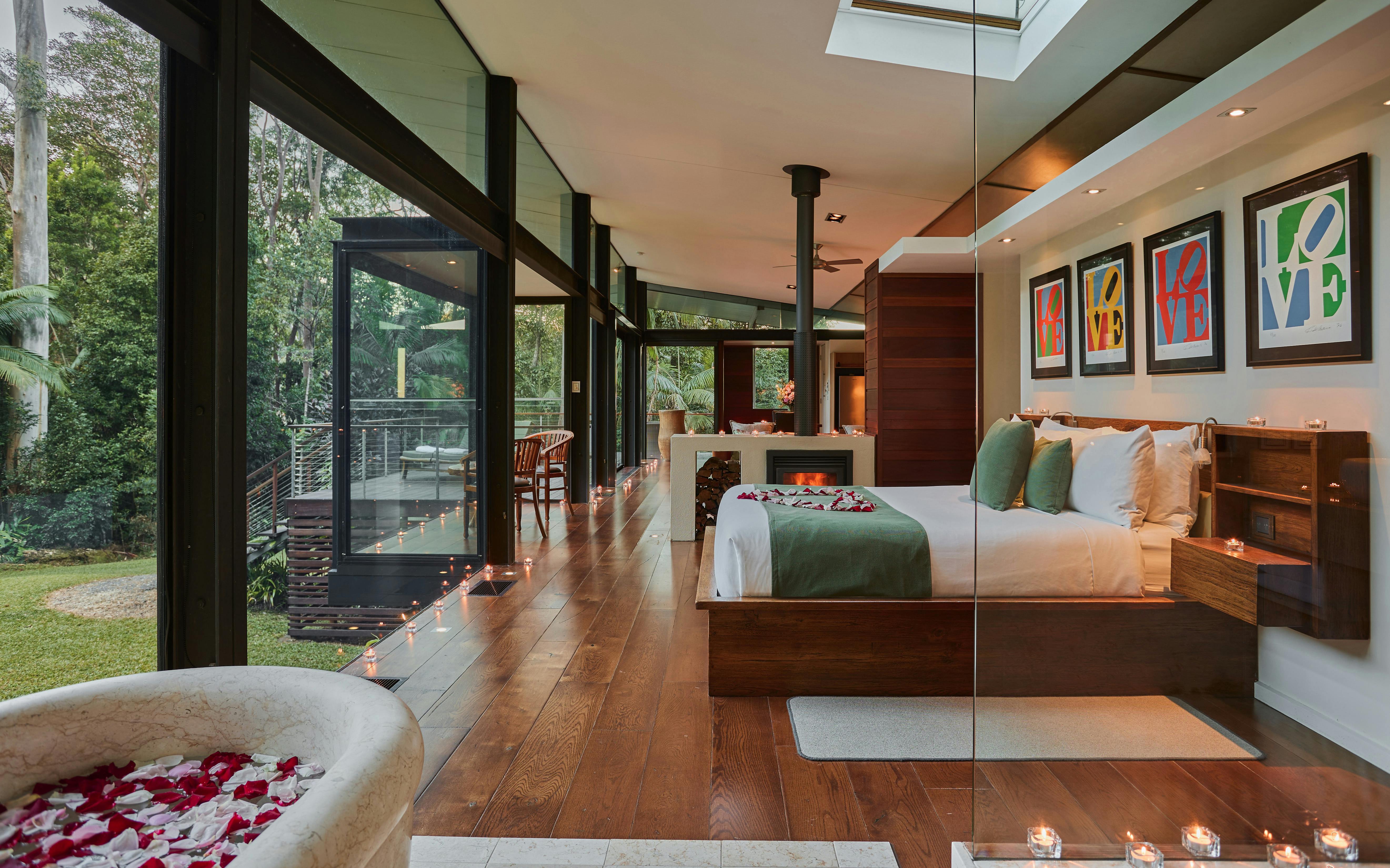 촛불 벽난로 커플 대리석 욕실이 있는 로맨틱한 롯지 침실