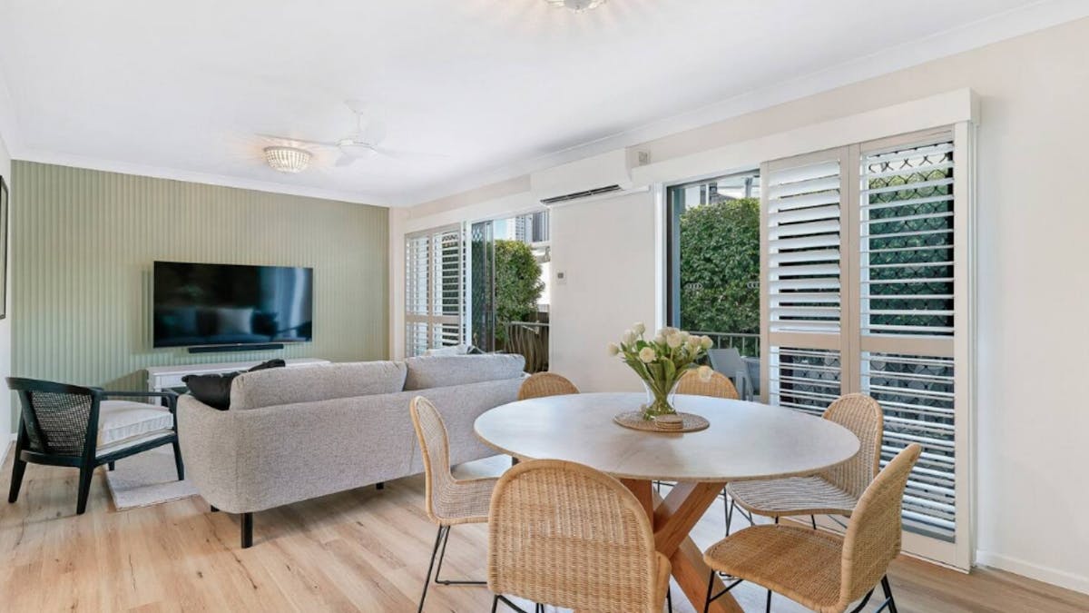 2 bedroom villa in Surfers Paradise - Dining 2 bedroom villa in Surfers Paradise - Dining