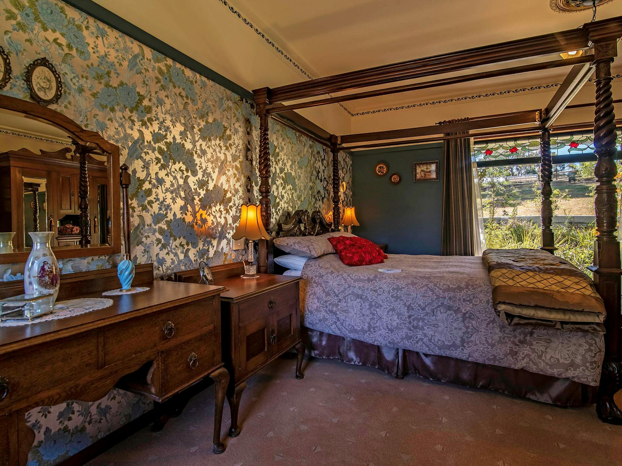 All cottages have spacious bedrooms with en-suites attached. Lomandra Cottage has a 4 poster bed.