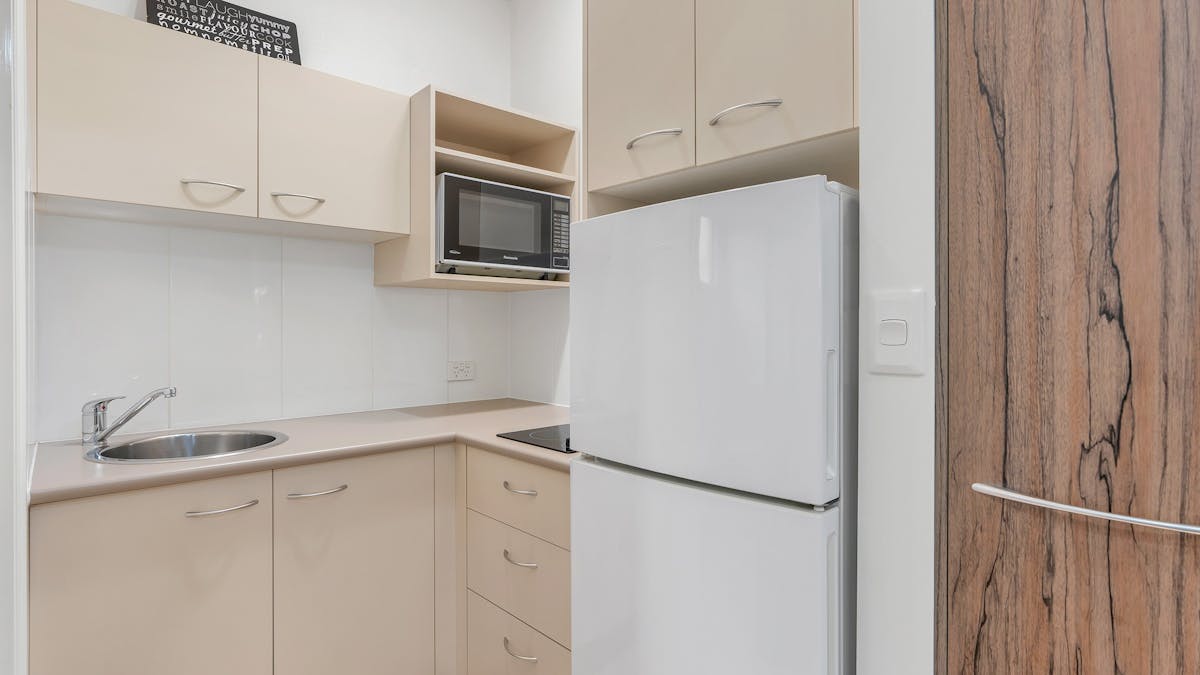 Studio queen kitchenette