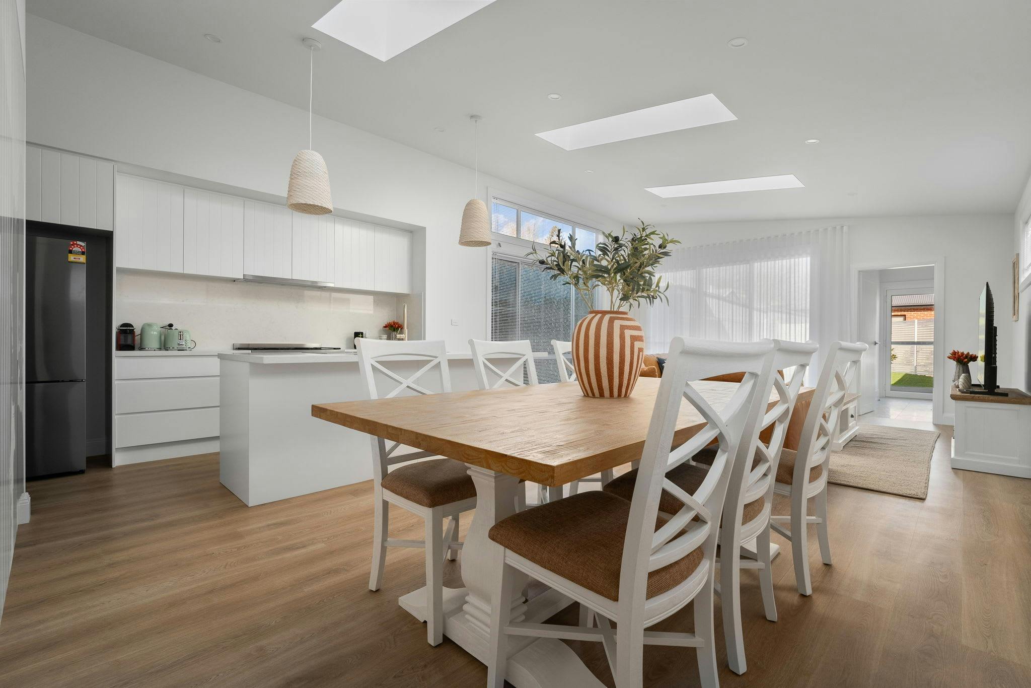 6 seater dining table, large kitchen with all the appliances and large island bench