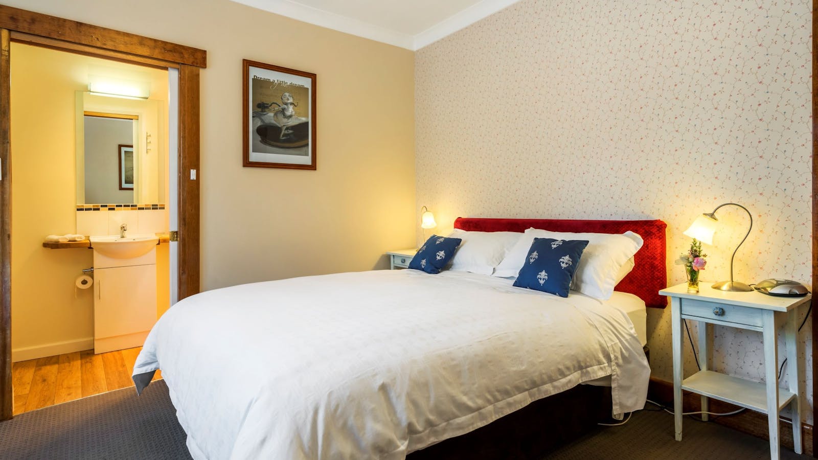 Queen Room with en-suite shower room