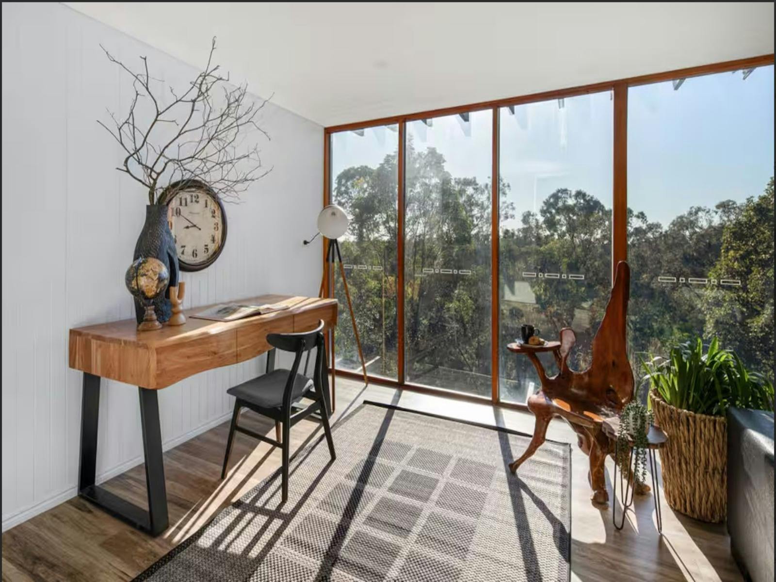 무성한 녹지와 자연광이 이 고요한 홈 오피스를 가득 채우며 영감을 주는 멋진 전망을 제공합니다.