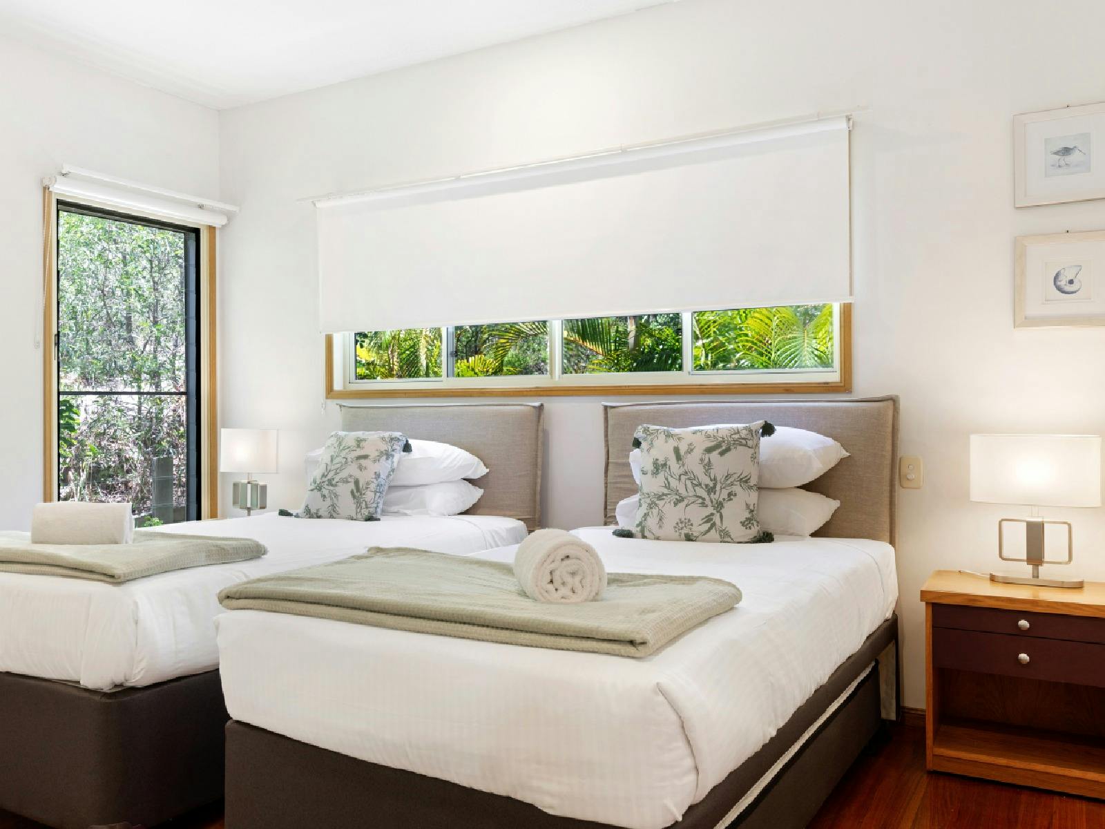 Twin bedroom with shared bathroom