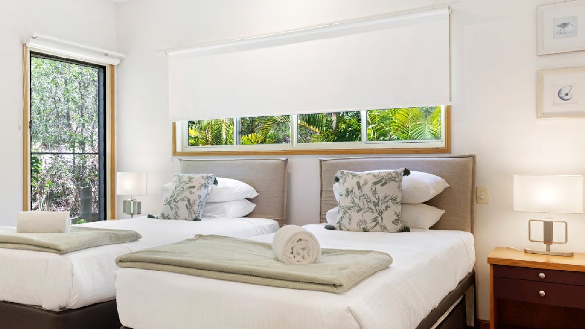 Twin bedroom with shared bathroom