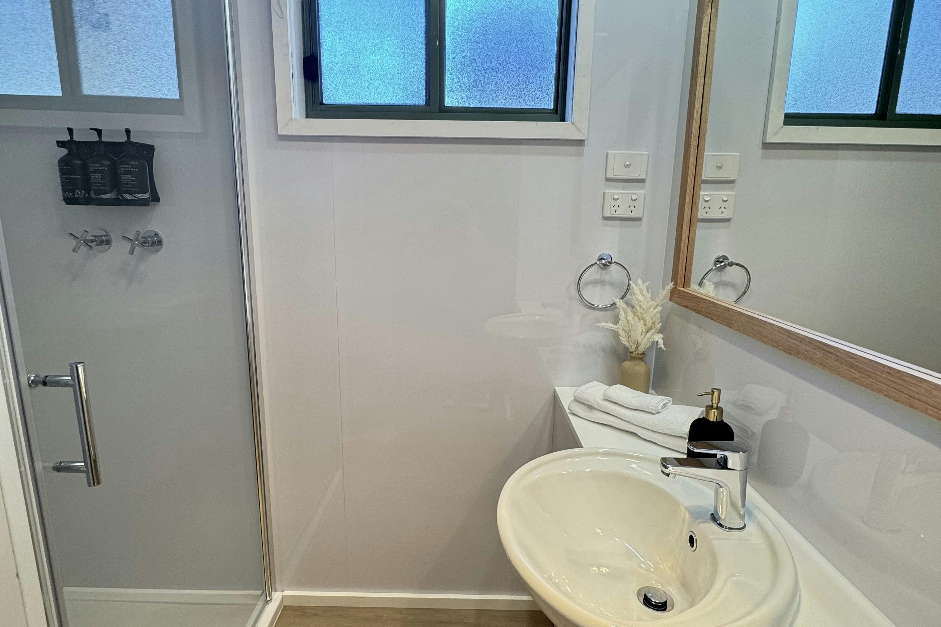 Deluxe 3BR Villa | Tasman Holiday Parks - Bright