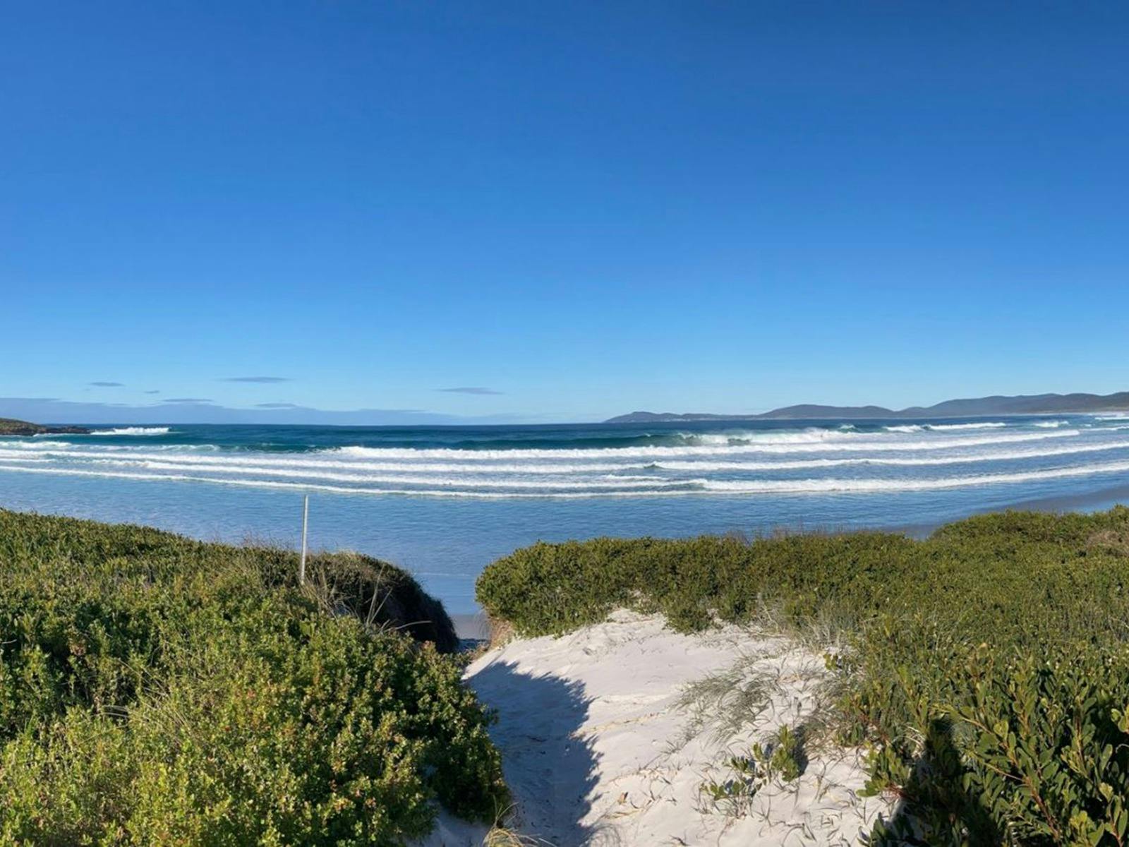 5 minutes walk to Maclean beach. Popular with locals for great surfing and fishing