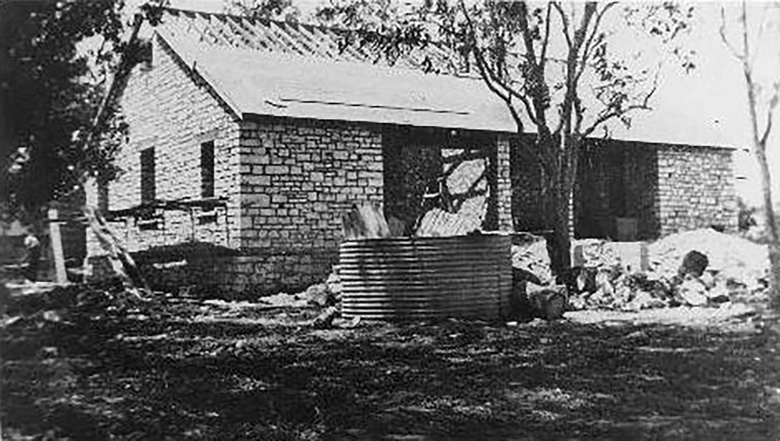 1924-25 - Lyons Cottage under construction by Harold Snell.