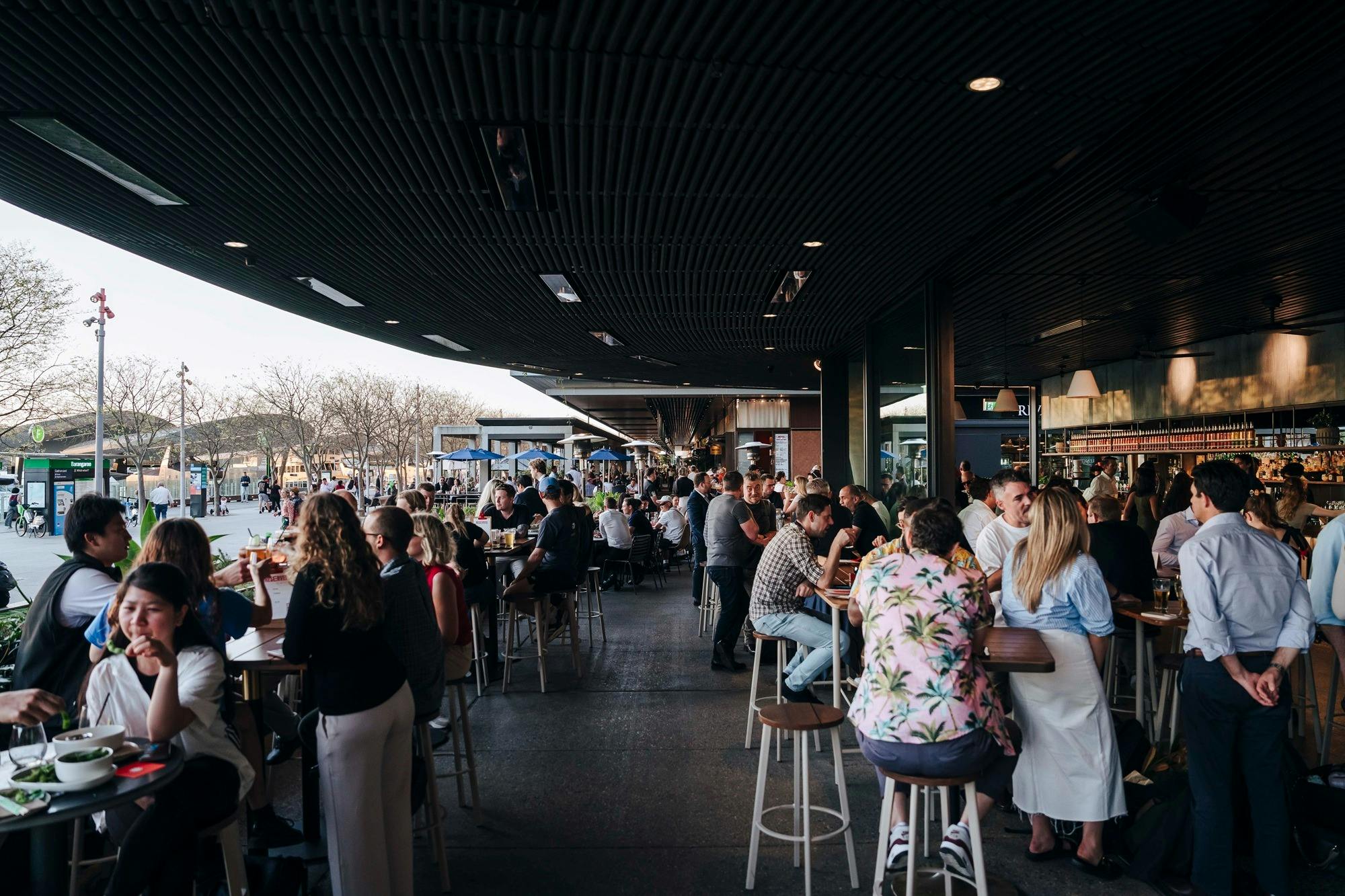 バーに座っている人々