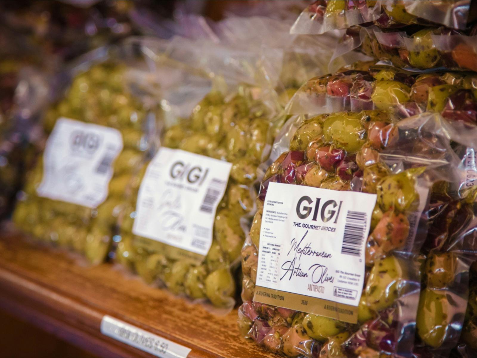 貨架上排列著本地產品橄欖